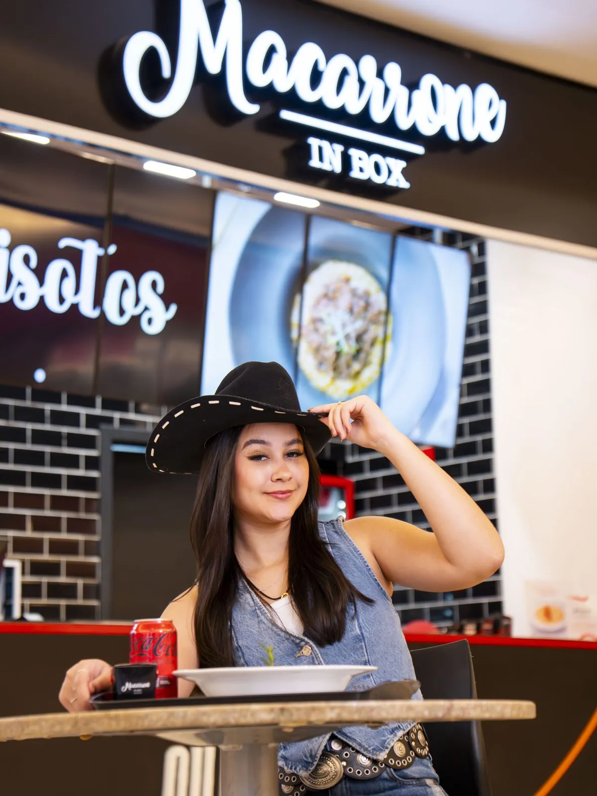 Modelo de chapéu de cowboy na loja da Macarrone in Box