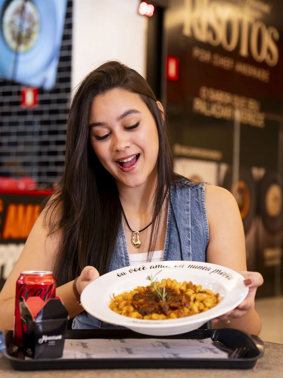 Modelo apresentando o prato na loja