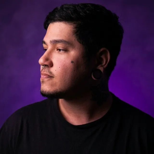 Retrato de Jonathan Menino, de perfil, sobre fundo roxo