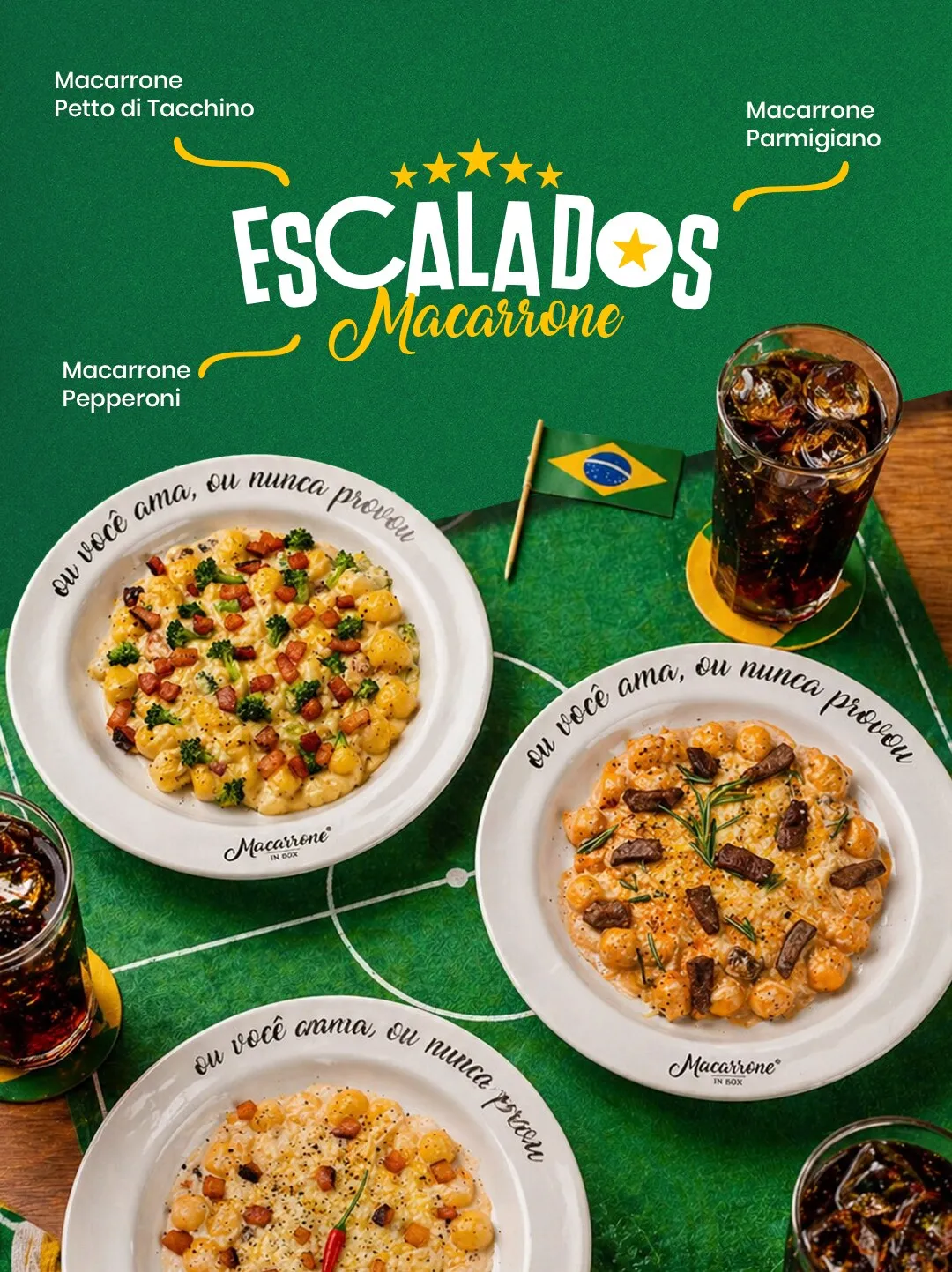Key visual da campanha com os três pratos sobre um campo de futebol