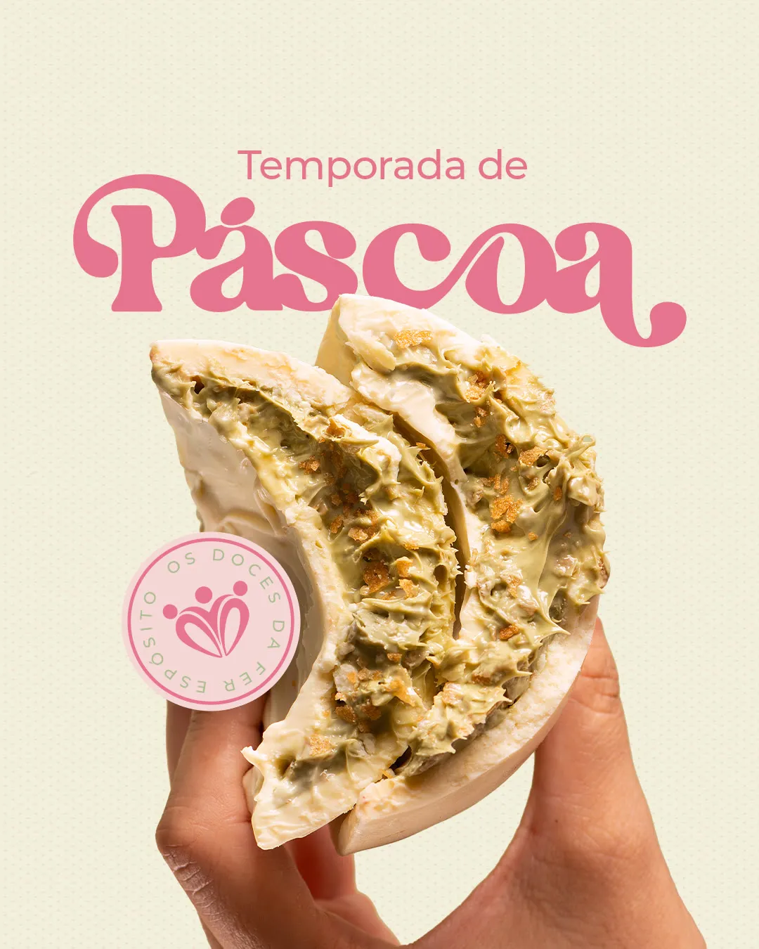 Key visual Temporada de Páscoa: mão segurando um ovo de pistache sobre fundo creme pontilhado