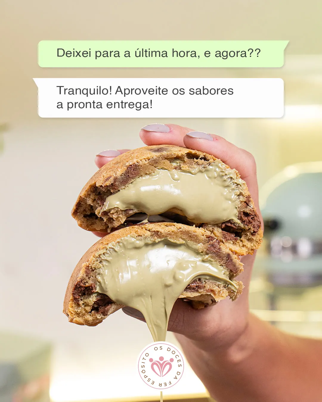Post em formato de conversa sobre os sabores a pronta entrega, com o ovo de cookie de pistache